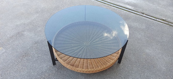 Image 1 of Vintage ronde glazen, metalen en rotan salontafel