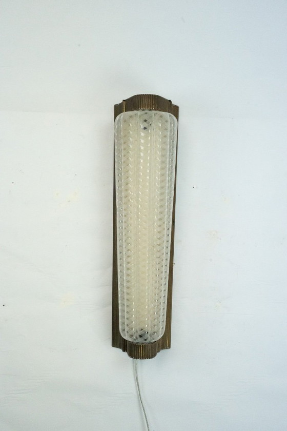 Image 1 of Grande applique simple Art Déco en laiton et plexiglas. Italie, années 1930