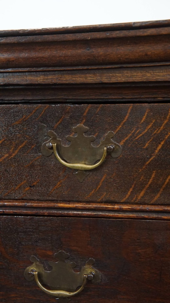Image 1 of Cómoda inglesa antigua del siglo XVIII fabricada en roble con 5 cajones.