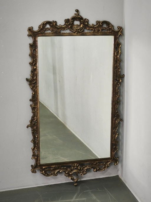 Espejo de pared italiano de metal dorado estilo neorrococó, años 50