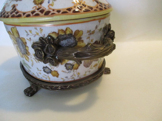 Image 1 of Toussi Court, Bomboniera, Ceramica con Manici in Bronzo, Decorata con Fiori