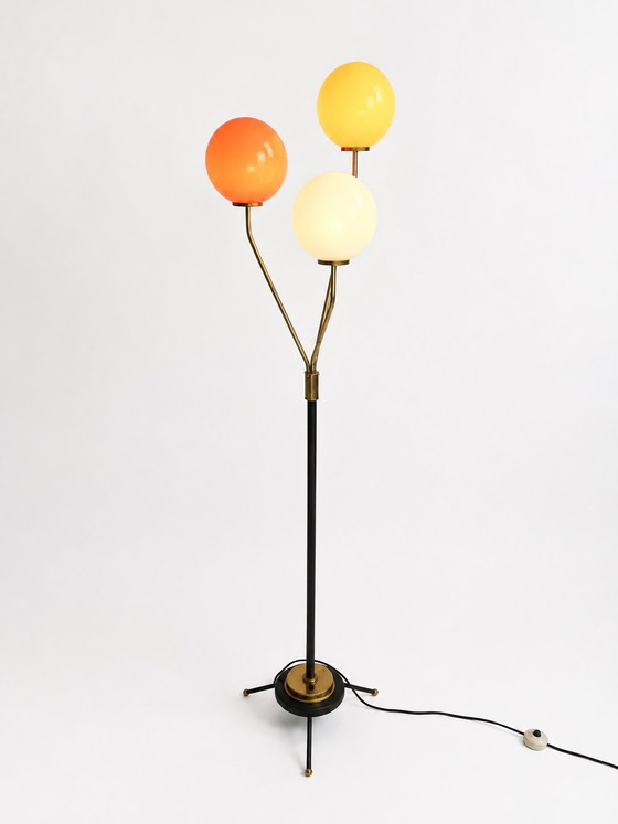 Image 1 of Lampadaire scandinave moderne avec trois abat-jour en verre opalin soufflé à la main, années 1950