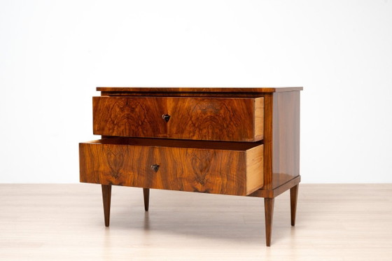 Biedermeier commode met twee lades van notenhout met Franse lakafwerking, Duitsland, circa 1850 – Ladekasten (photo 3 of 15)