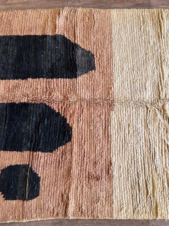 Berberkleed van natuurlijke wol, handgeweven volgens traditionele methoden, afmeting 1,5/2,5 m – Aime Té (photo 4 of 9)