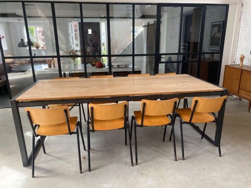 Vintage schoolstoelen met houten zitting en metalen frame