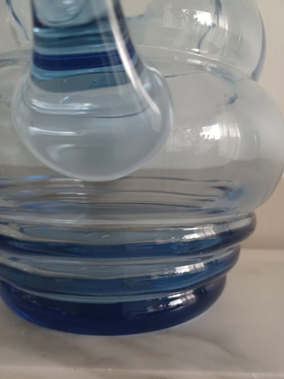 Image 1 of Vintage Art Deco stijl geribbelde blauwe glazen kan.