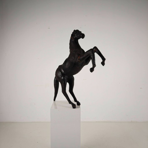 Antieke leren paardensculptuur uit het begin van de 20e eeuw met glazen ogen.