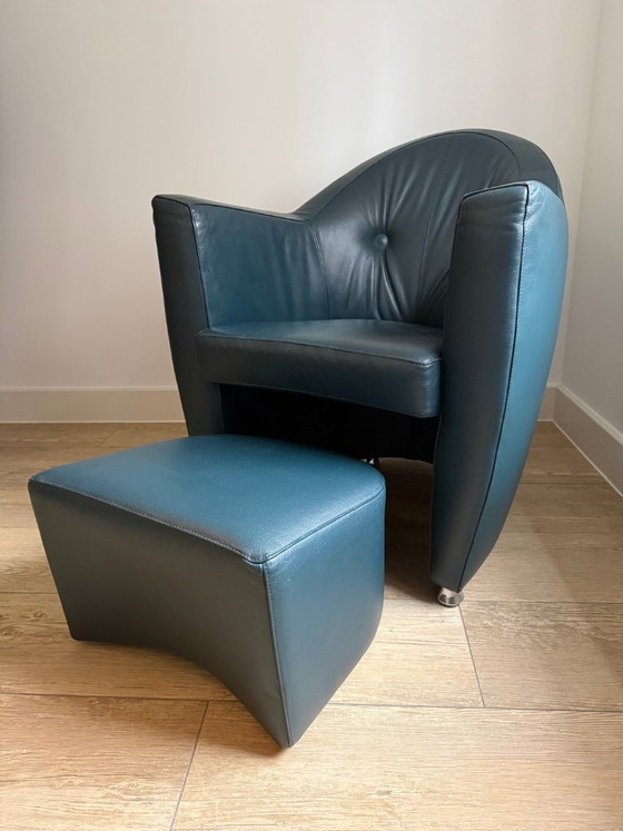 Image 1 of Sillón Leolux Carabita con otomana, tapizado en piel verde oscuro.