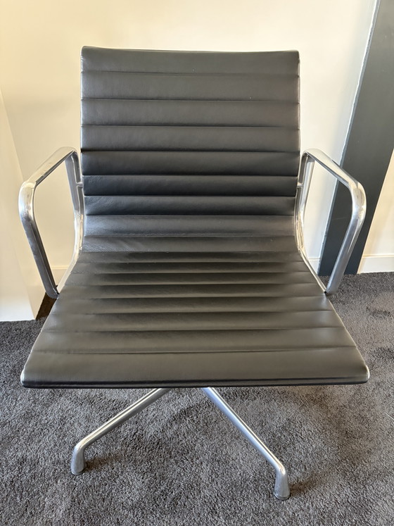 4 chaises de conférence Vitra AE108 en cuir noir – Chaises pivotantes, Leather (photo 5 of 8)