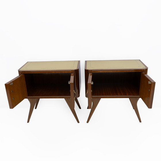 Image 1 of Paire de tables de nuit italiennes modernes du milieu du siècle en noyer et racine de thuya, années 1950