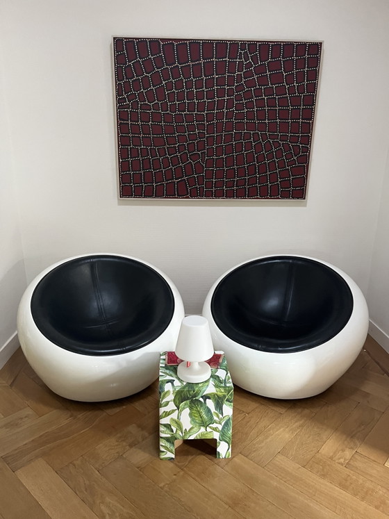 Image 1 of Pair of Vintage Space Age Globe Chairs – White & Black – Ø 95 cm