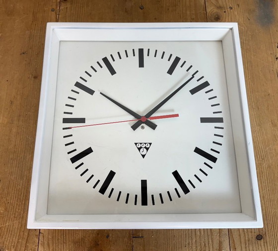 Image 1 of Reloj de pared cuadrado industrial blanco de Pragotron, años 70