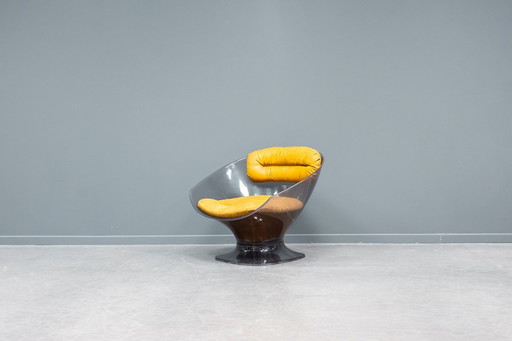 Poltrona lounge in Lucite Pod