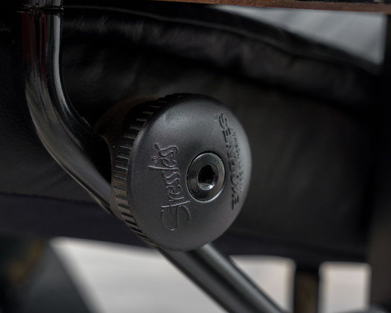 Image 1 of Sillón reclinable escandinavo con reposapiés, fabricante Stressless Ekornes, modelo “Prince”, cuero negro.