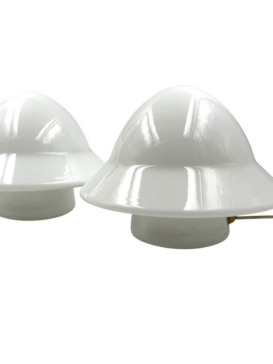 Image 1 of Ruimtetijdperk Set van 2 opaline glazen tafellampen, Italië 1970