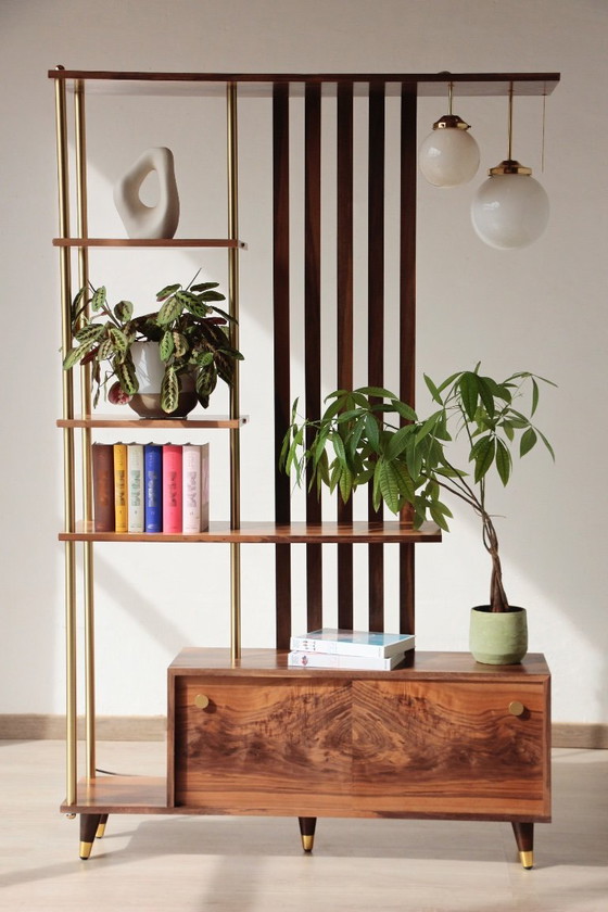 Image 1 of Divisorio per ambienti illuminato - Noce e ottone