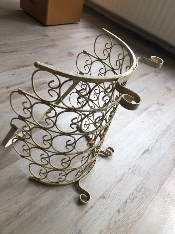 Image 1 of Tijdschriftenrek jaren 50  Cremekleurig draadstaal met sierlijke krullen ontwerp hoogte 25 breed 40 diep 30 hoogte hendel 45