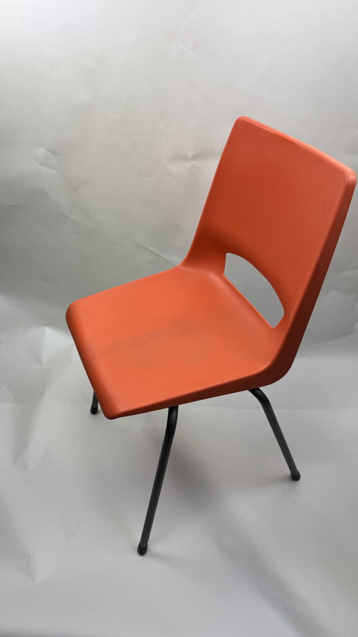 Ahrend the Circle design Philippus Potter orange chairs