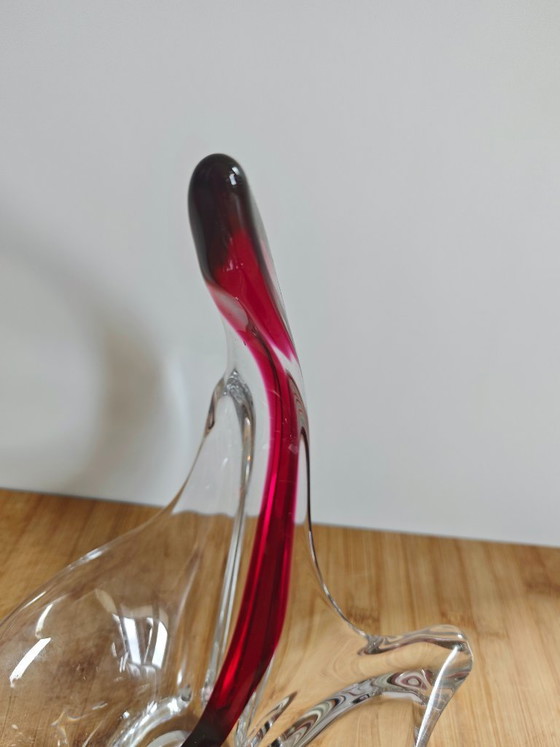 Image 1 of Coupe sculpturale vintage en cristal — « verre balancé » — cristal clair avec accent rouge/bordeaux