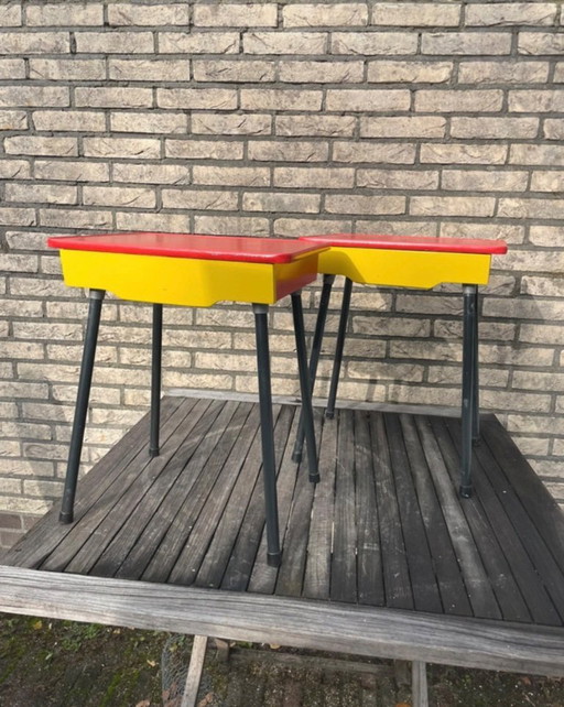 Comodini retrò rossi e gialli