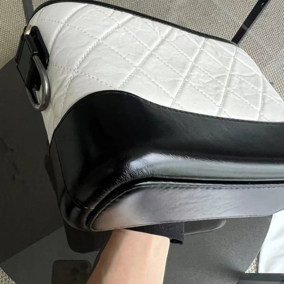 Image 1 of Borsa Chanel Gabrielle Small - 20 cm in pelle di vitello trapuntata bianca e nera con finiture bicolore.
