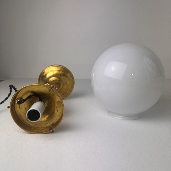 Ancienne lampe à poser en laiton et opaline vintage, Verre, Doré (photo 7 sur 10)