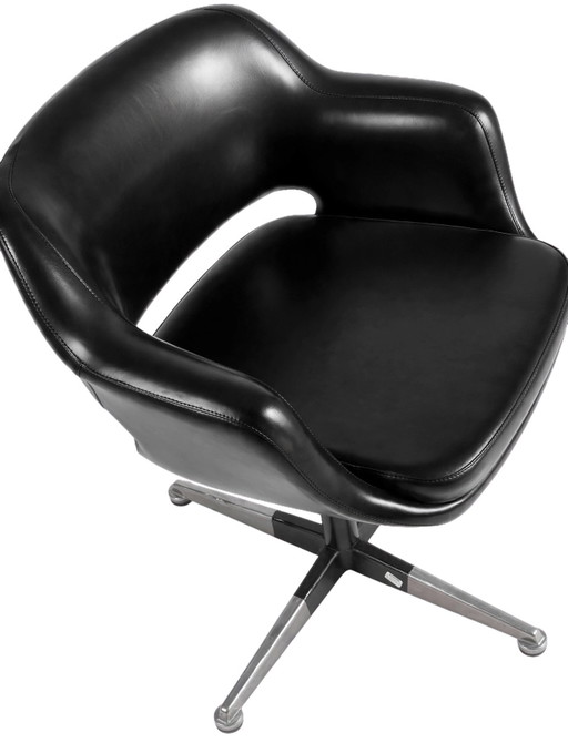 Een paar Executive Model 71 fauteuils van Eero Saarinen (1950), een iconische Italiaanse productie onder (photo 2 of 10)