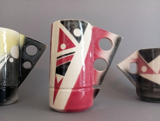 4 abstrakt/postmoderne, spritzdekorierte Studio-Keramikbecher, 1984