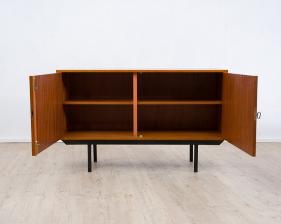 Image 1 of Cassettiera a due ante in teak degli anni '60 con struttura in metallo nero.