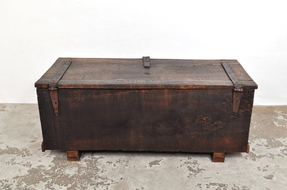 Image 1 of Coffre ancien en chêne provenant d'un monastère, années 1780
