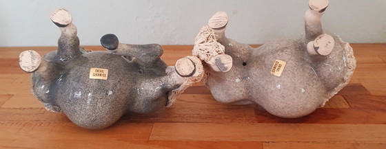 Dos figuritas de ponis Shetland de cerámica Nguni Cheval procedentes de Sudáfrica. – Nguni Ceramics (photo 5 of 6)