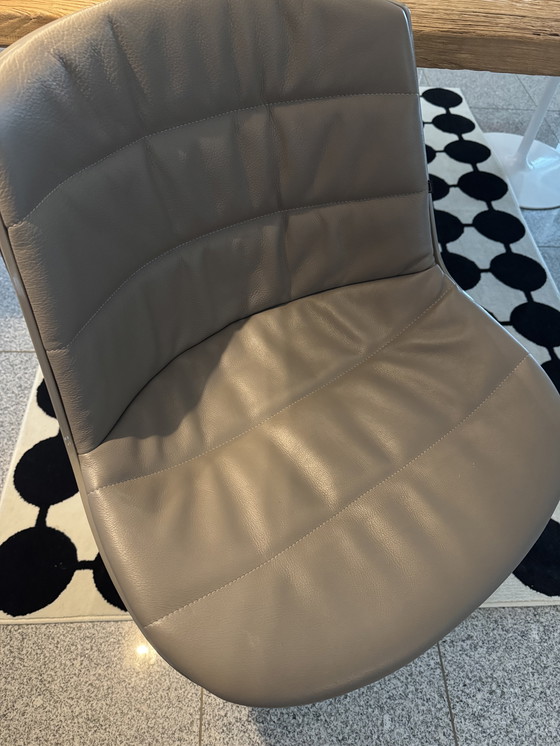 Image 1 of MDF Italia Flow stoel/draaistoel met lederen bekleding