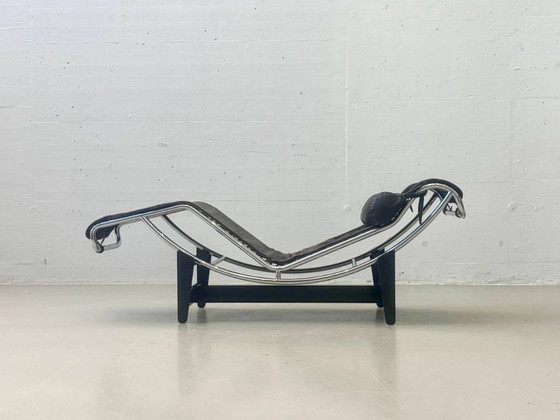 Cassina LC4 Chaises longues en Peau de Poney – Le Corbusier, Pierre Jeanneret & Charlotte Perriand – Metal (photo 5 of 26)