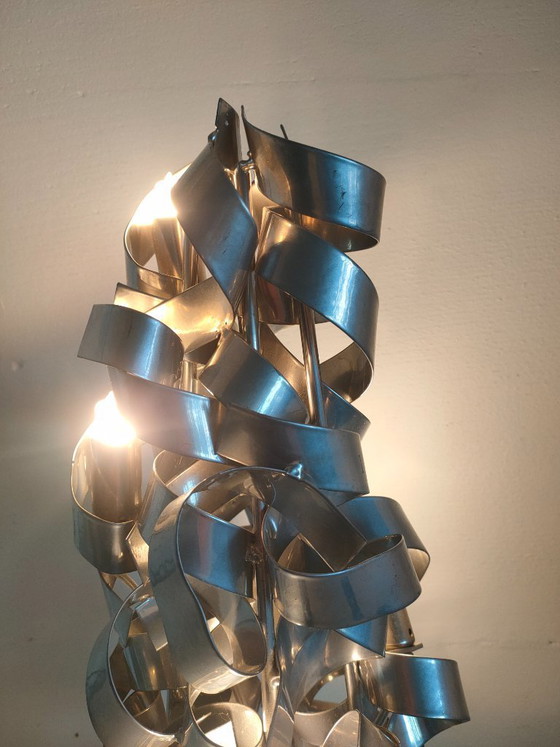 Image 1 of Lámpara de mesa única y exclusiva con detalles metálicos en espiral.