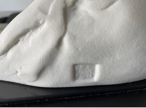 Image 1 of Escultura estilizada de una mujer reclinada