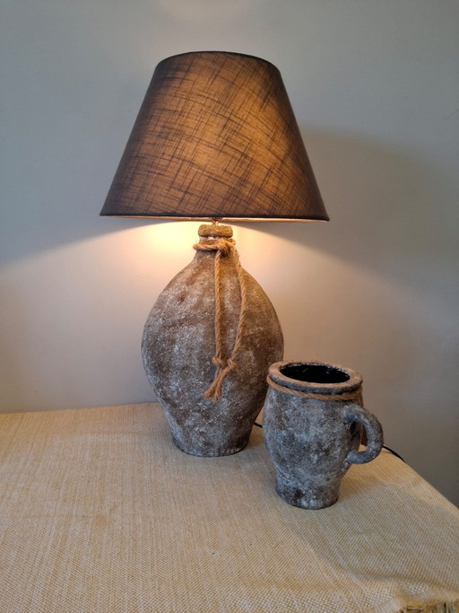 Stimmungsvolle ländliche Tischlampe mit passendem Krug