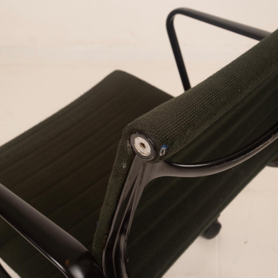 Charles & Ray Eames Zwart Aluminium Bureaustoel, eind 20e eeuw, voor ICF – Bureaustoelen, Metal, Modern (photo 14 of 20)