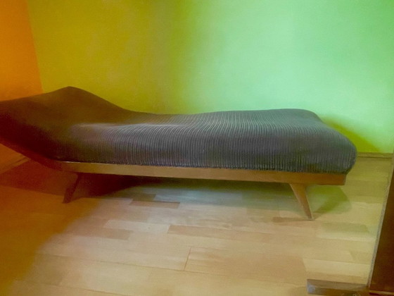 Image 1 of Chaise longue/lit de jour vintage années 1950 - Velours côtelé/bois massif avec photo animée