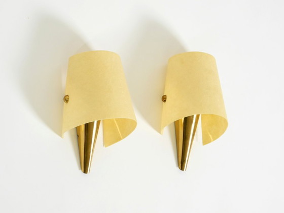 Image 1 of Una coppia di eccezionali applique da parete in ottone in stile Mid-Century Modern con paralumi in fibra di vetro.