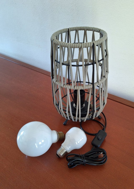 Image 1 of Lampada da tavolo, Rivisitazione, lampada da tavolo a corda, unica, in metallo a 5 anelli