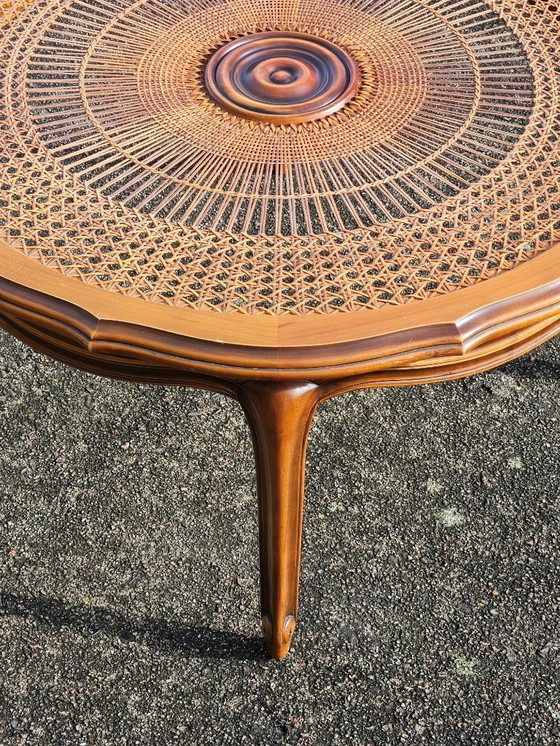 Image 1 of Tavolino da caffè rotondo vintage francese in legno, vetro e rattan - Grande tavolo da salotto in stile Luigi XV - anni '60