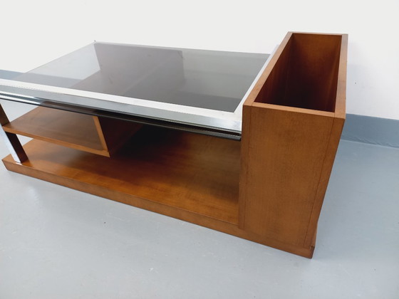 Image 1 of Vintage modernistische rechthoekige salontafel met houten nissen, chroom en rookglas uit de jaren 70.