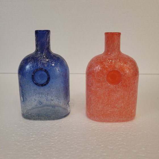Image 1 of Paar blau-orangefarbene Blasenglasgefäße, Arabien, 2000er Jahre - Finnland