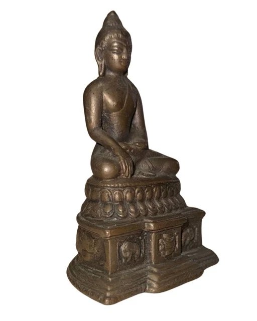 Antiker massiver Bronze-Reisealtar Shakyamuni Buddha im Pala-Stil mit Elefanten und Makara – ca. 14.-16. (photo 2 of 9)