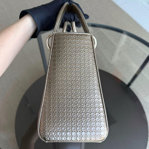 DIOR LADY MEDIUM - MICRO-CANNAGE METALLIC GOUDEN BESLAG