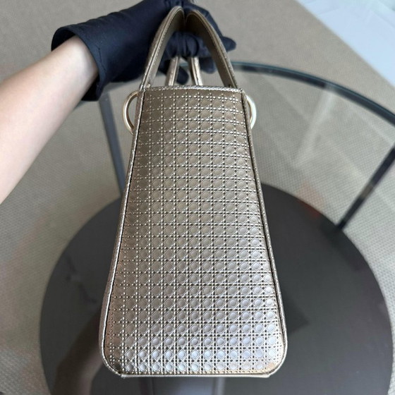 Image 1 of DIOR LADY MEDIUM - MICRO-CANNAGE METALLIC GOUDEN BESLAG