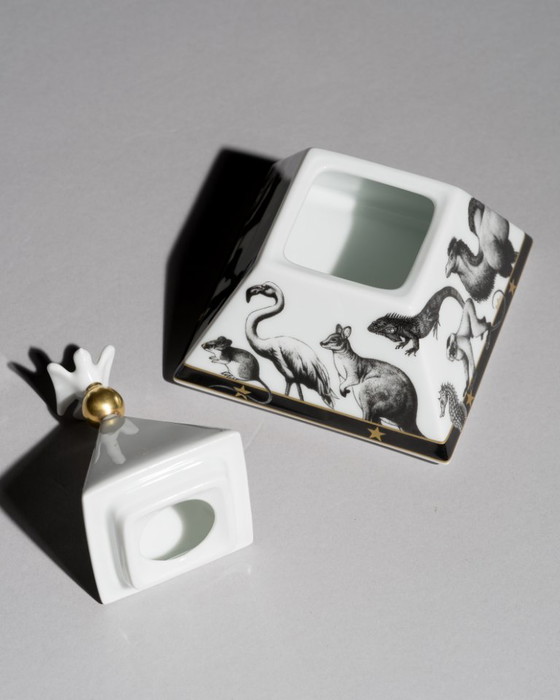 Image 1 of Rosenthal Studio-Line “Künstler-Sammeldose” di Yang – Scatola con coperchio piramidale con motivo dorato e animale