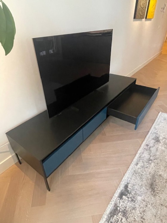 Image 1 of Roche Bobois KEEEN Mobile TV (LxPxH 200x49x43cm) - colori Nero e Blu Prussia