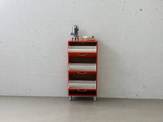 Tenzo Malibu Schuhschrank mit 3 Klappen, Retro Design in Rot, 1960er Jahre – Aufbewahrungsschrank, Metal (photo 4 of 10)