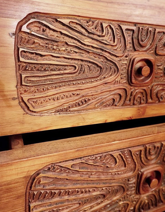 Image 1 of Brutalistisch dressoir van massief hout met twee deuren en drie laden - Tweede helft van de 20e eeuw.